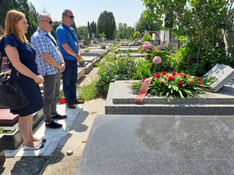 Polaganje vijenca na grobu prof.dr.sc. Duška Modlya